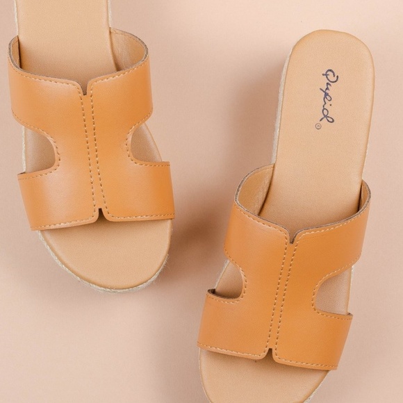 🚨ON SALE//The Trish// Camel cutout Sandal - Picture 4 of 5